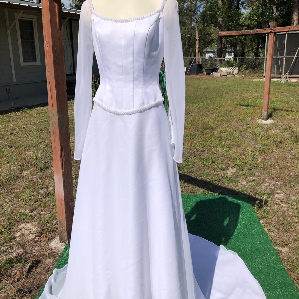 Enchanting Fairytale David’s Bridal wedding Dress White S 10 With Train